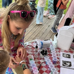 Schminker Dussen  (NL) Niekies Glittertattoos in gewenst thema!