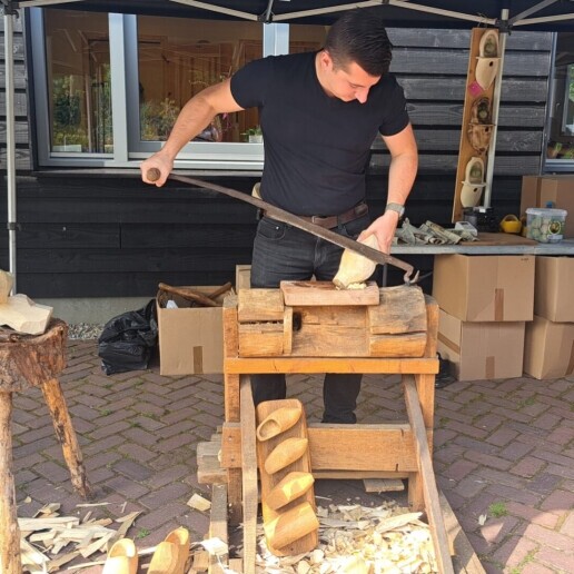 Trainer/Workshop Dussen  (NL) Ambachtelijke Klompenmaker