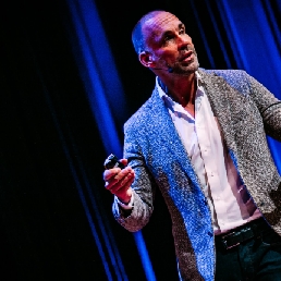 Presentator Doorn  (NL) Richard van Hooijdonk als Dagvoorzitter