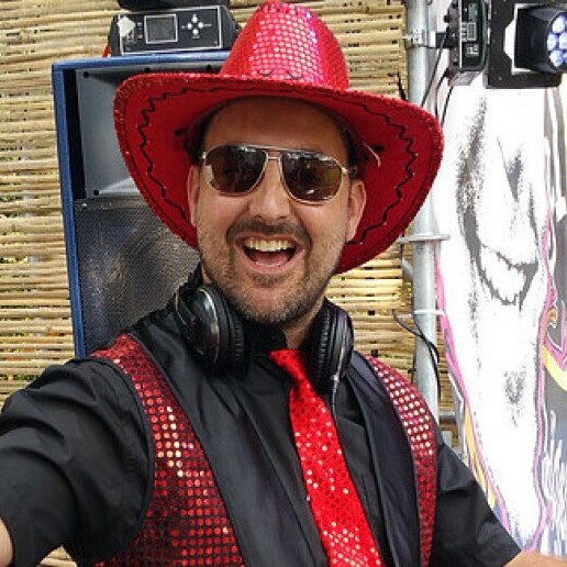 DJ Almere  (NL) DJ and Singer Johnny Glitter - 100% Party