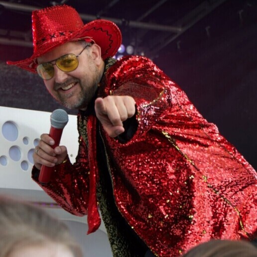 Kindervoorstelling Almere  (NL) Johnny Glitter - Beweegshow (zang&dans)
