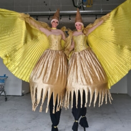 Stiltwalkers act Golden fairytale