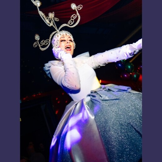 Actor Apeldoorn  (NL) Walking candlestick/ lights on stilts