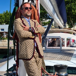 Thé Millionaire Magician