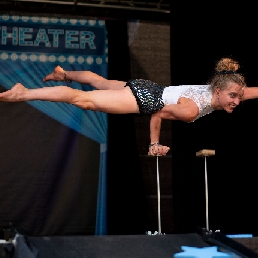 Handbalancing act - Handstand solo