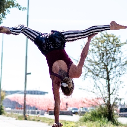 Handbalancing act - Handstand solo