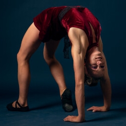 Handbalancing act - Handstand solo