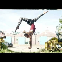 Handbalancing act - Handstand solo