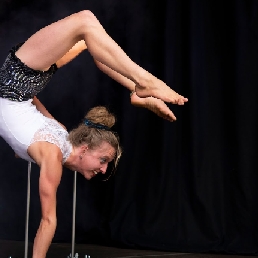 Handbalancing act - Handstand solo