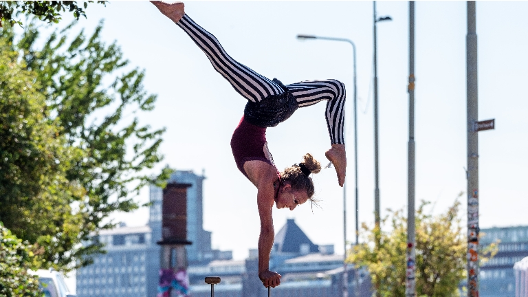 Handbalancing act - Handstand solo