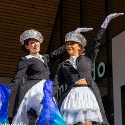 Acrobaat Den Haag  (NL) Parade steltlopers (dirigent outfit)