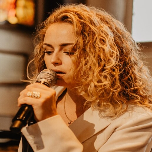 Zangeres Amsterdam  (NL) PATRICIA voor UITVAART