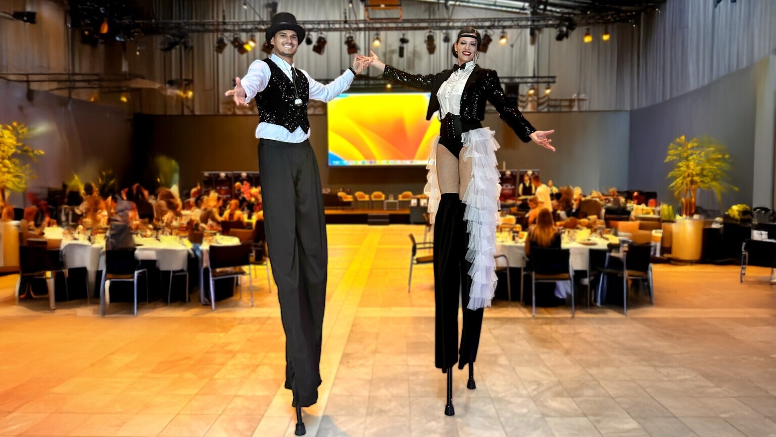 Stelten act - The Great Host(ess)