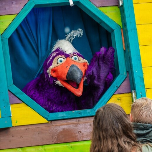 Kindervoorstelling Tilburg  (NL) Amio met Kleurrijke Pipowagen