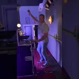 Zingende dj Marcel de Rooij