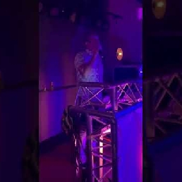 Zingende dj Marcel de Rooij