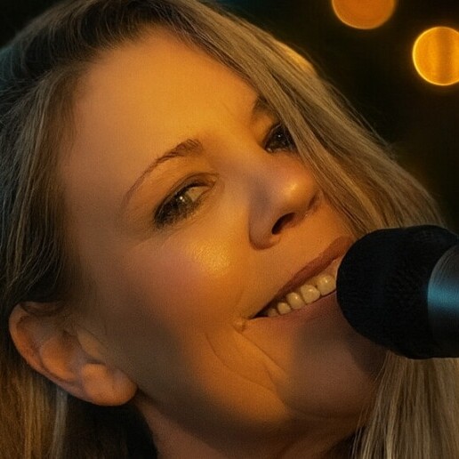 Zangeres Amsterdam  (NL) Zangeres met Soul & Klasse Dolly