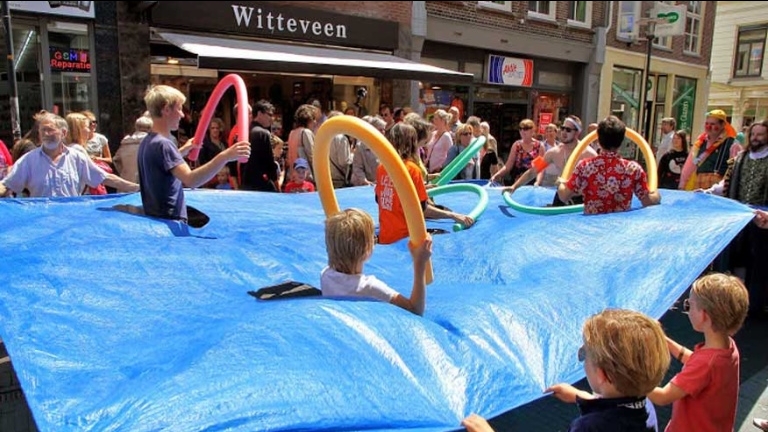 Het Mobiele Zwembad: Straattheater