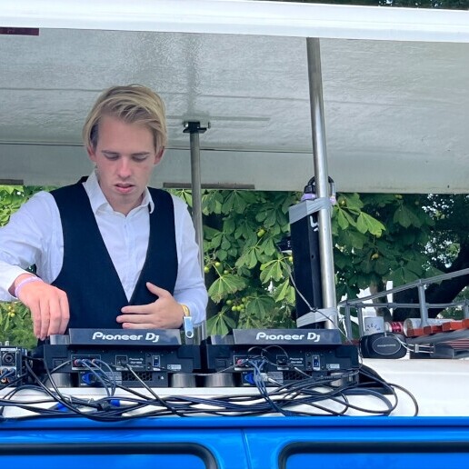 Drive-in show Loosdrecht  (NL) De perfecte DJ-show voor jouw feest