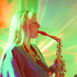 Monique on Sax ter aanvulling van een DJ