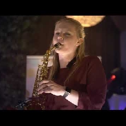 Monique on Sax ter aanvulling van een DJ