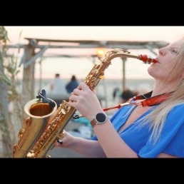 Monique on Sax met Allround DJ