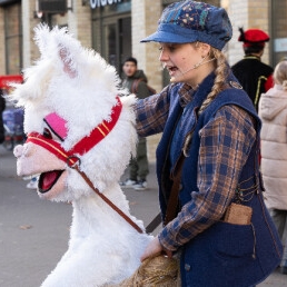 Animatie Dodewaard  (NL) Paard van Sinterklaas in winkelcentrum