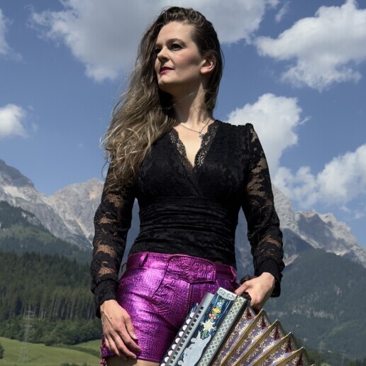 Singer (female) Den Bosch  (NL) Melissa Naschenweng by Brigitte