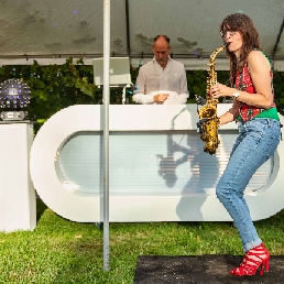 Saxofoniste 'Femme du Sax' bij de DJ