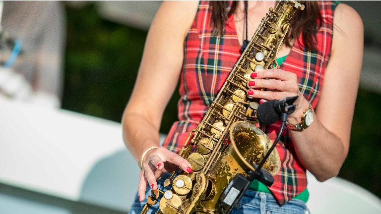 Saxofoniste 'Femme du Sax' bij de DJ