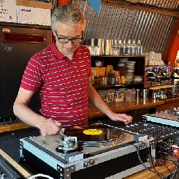 DJ Fernand draait exclusief VINYL