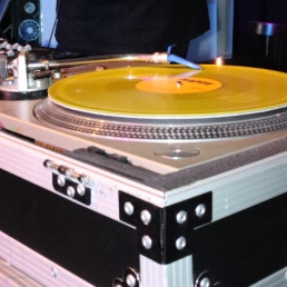 DJ Fernand draait exclusief VINYL