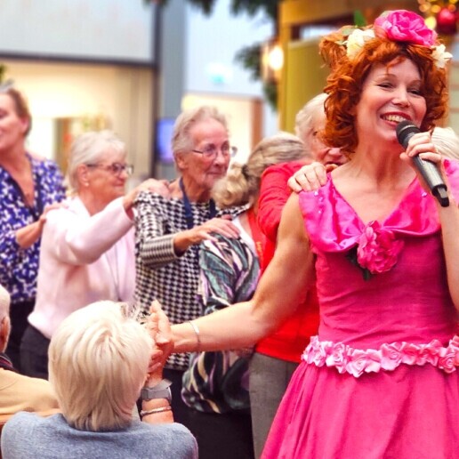 Zangeres Dongen  (NL) Proost op het leven! Warm muzikaal feest