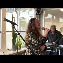 Iris de Leeuw (SingerSongwriter & Feest)