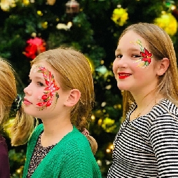 Christmas face painting with Lot and Loes