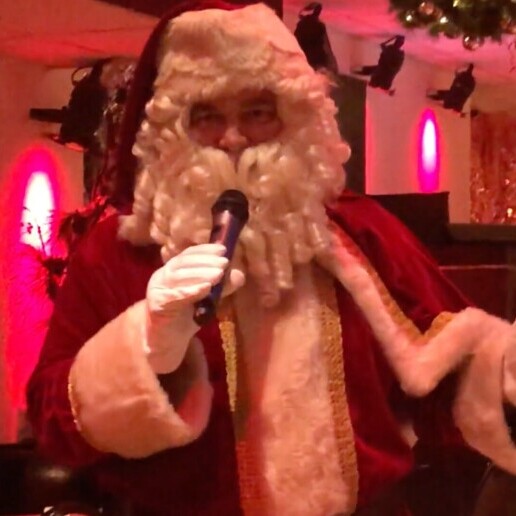 Zanger Hilversum  (NL) De Zingende Kerstman by Michael Bakker