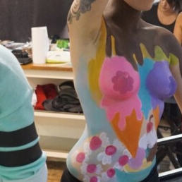 Bodypaint een Naaktmodel