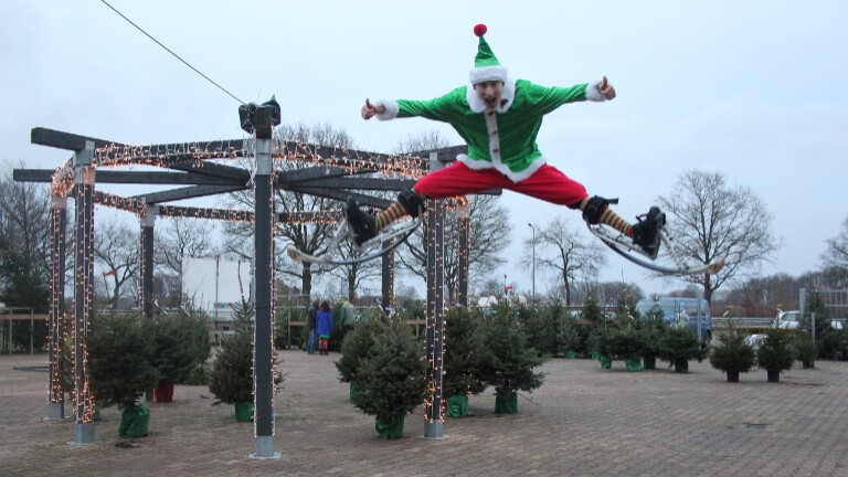 Kerst elf op stelten ( Springstelten )