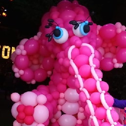 Rondlopend 'kostuum' van ballonnen