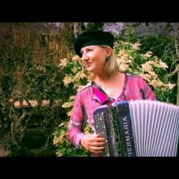 Feestelijke muziek! Accordeonist Greetje