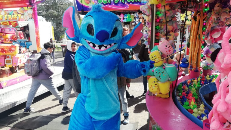 Stitch op bezoek kort