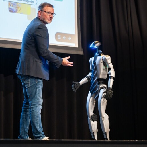 Presenter Heino  (NL) Chairman of the day Ai Flashmaster & Humanoid