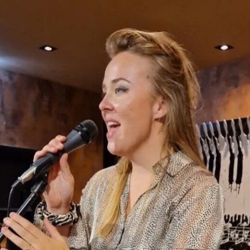 Singer (female) Noordwijk  (Zuid Holland)(NL) Dutch-language singer Nadine