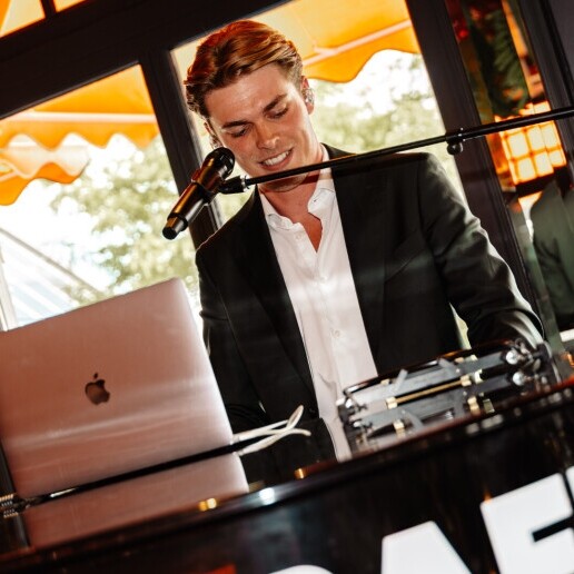 Singer (male) Rotterdam  (NL) Bas Baelde - singer and pianist