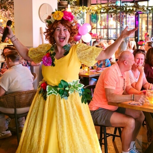 Zangeres Dongen  (NL) Bloemenkoningin: Muziek,Humor,Interactie