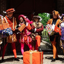 De echte Sinterklaas & 2 Roetveegpieten