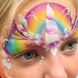 Make-up artist Makkum  (NL) Colorful face paint with Drops & Dots