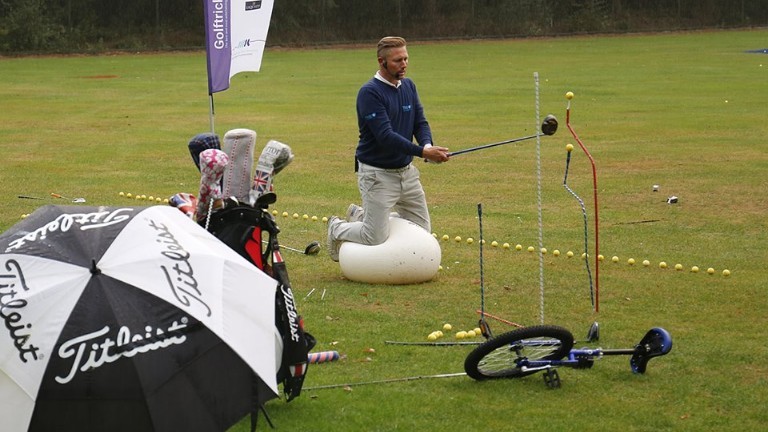 Golfrickshow met begeleiding in de baan