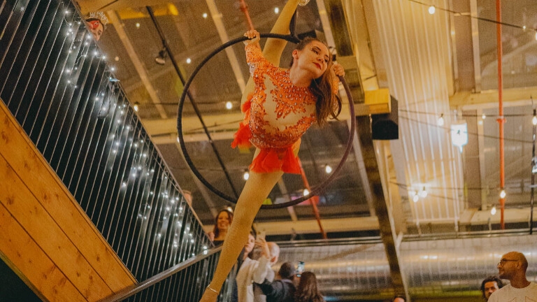 Aerial hoop - een vliegende circus show