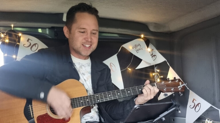 POP UP Mini-concert 'Elwin in the Bus'